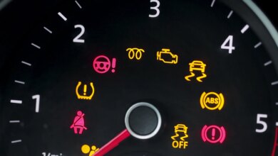 أضواء تحذيرية في سيارتك.. ماذا تعني ومتى يجب التوقف فورا؟ | سيارات
