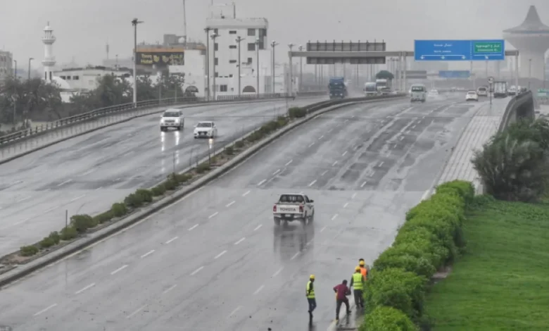 أمطار على جدة وخليص ورابغ.. والدفاع المدني يحذر
