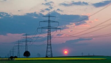 خطوط لنقل الكهرباء تلبي الطلب على الطاقة