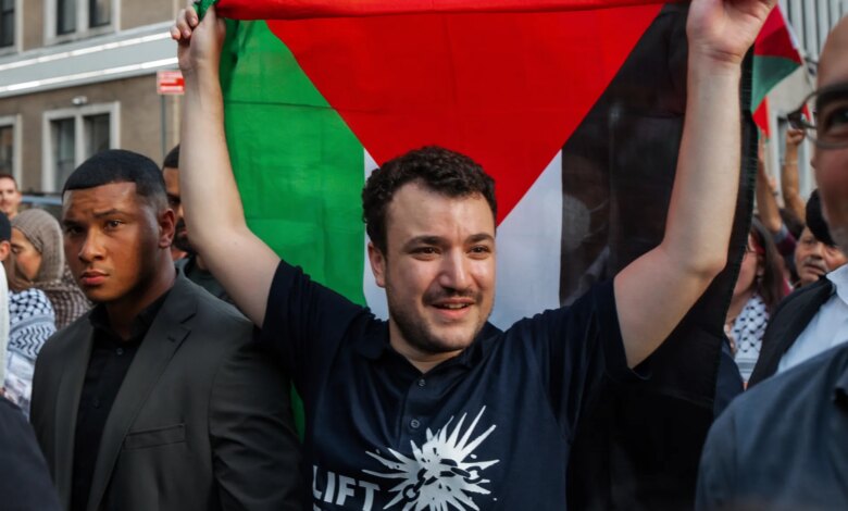 الناشط الفلسطيني محمود خليل يعود لجامعة كولومبيا للمرة الأولى منذ اعتقاله | أخبار