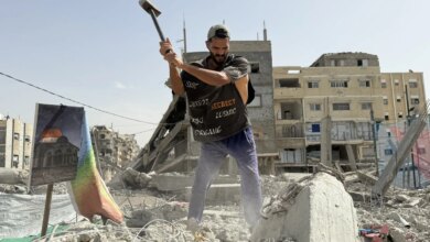 بالصور.. جهود ذاتية وأدوات بدائية لإزالة الأنقاض في غزة | سياسة