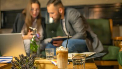 تناول القهوة المثلجة في مقابلات العمل يشعل معركة بين جيلين | أسلوب حياة