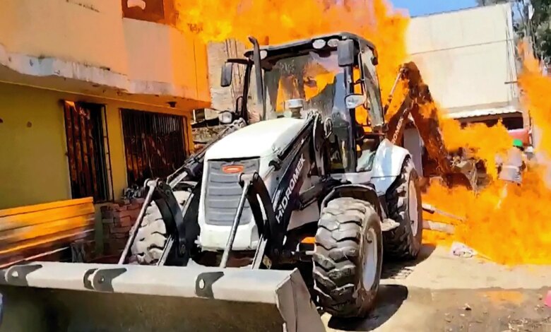 حضروا لتنفيذ أمر إخلاء فقابلهم السكان بالسوائل المشتعلة | منوعات