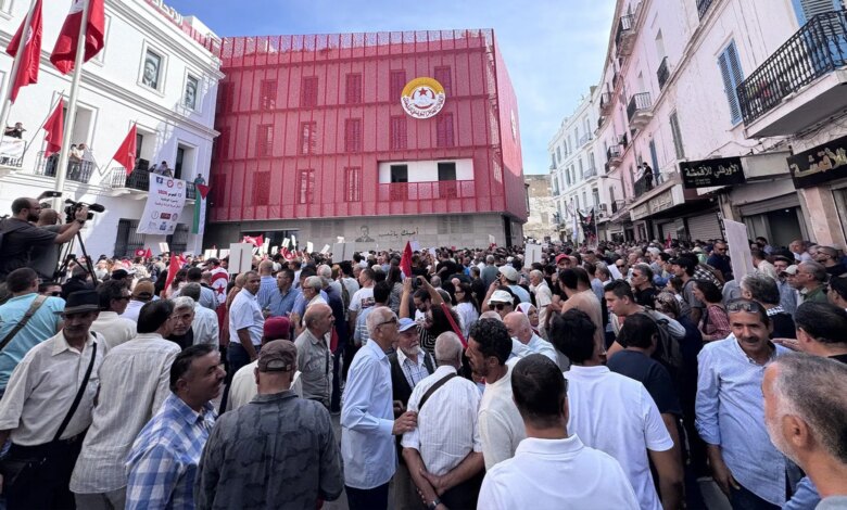 طالبوا برحيل السلطة واستعادة الحريات.. آلاف التونسيين يحتجون من جديد | سياسة