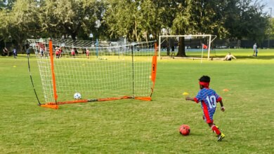 طفل في الثالثة يُحرز الأهداف ويراوغ الأكبر منه سنا.. فما ذنبه حتى تُستدعى الشرطة؟ | منوعات