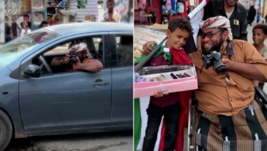 على كرسيه المتحرك.. يمني يرصد مخالفات مدينته ويوثق جمالها بالكاميرا | منوعات