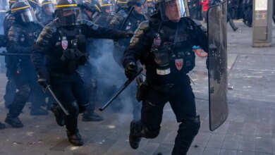 فرنسا تحشد قواتها لردع المحتجين.. هل تآكلت حقوق الإنسان في بلد الثورة؟ | أخبار