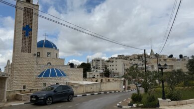 قرية مسيحية.. الطيبة وضيوفها فريسة لإرهاب المستوطنين | سياسة