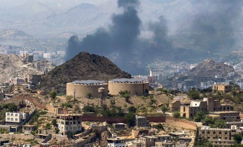 معارك بتعز وهجمات على مطاري عدن والريان.. تطورات اليوم الـ17 لعملية "فجر اليمن" | أخبار
