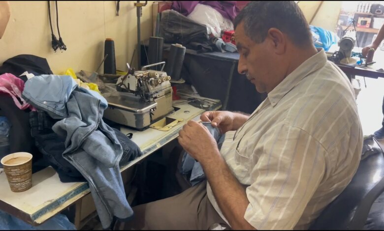 ملابس أنهكها الاستعمال وخياطة يثقلها الحصار.. كيف شلّت الحرب قطاع الخياطة في غزة؟ | أسلوب حياة