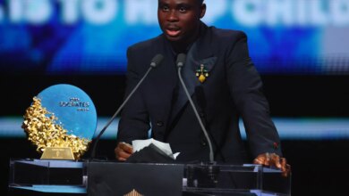 موّل 120 عملية جراحية للأطفال.. ساكا يحصد جائزة "سقراط" للعمل الإنساني عام 2026 | رياضة