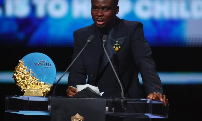 موّل 120 عملية جراحية للأطفال.. ساكا يحصد جائزة "سقراط" للعمل الإنساني عام 2026 | رياضة