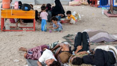 هربوا برا وبحرا.. قصة الفرار الجماعي من اليمن | أخبار