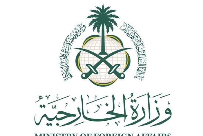 وزارة الخارجية تدعو المواطنين الذين تأثرت رحلاتهم نتيجة إيقاف أو تأخر بعض الرحلات المتجهة إلى مطار الملك خالد إلى التواصل مع بعثات المملكة في الدول المتواجدين فيها