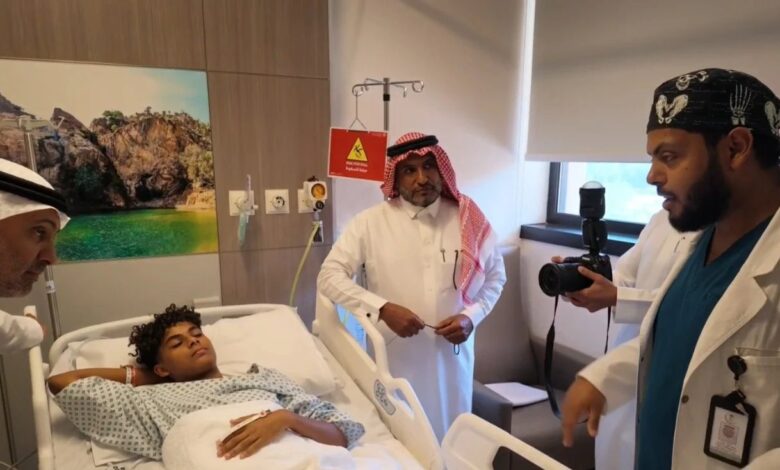 وزير الصحة يتفقد مصابي الاعتداء الحوثي على مطار الملك خالد