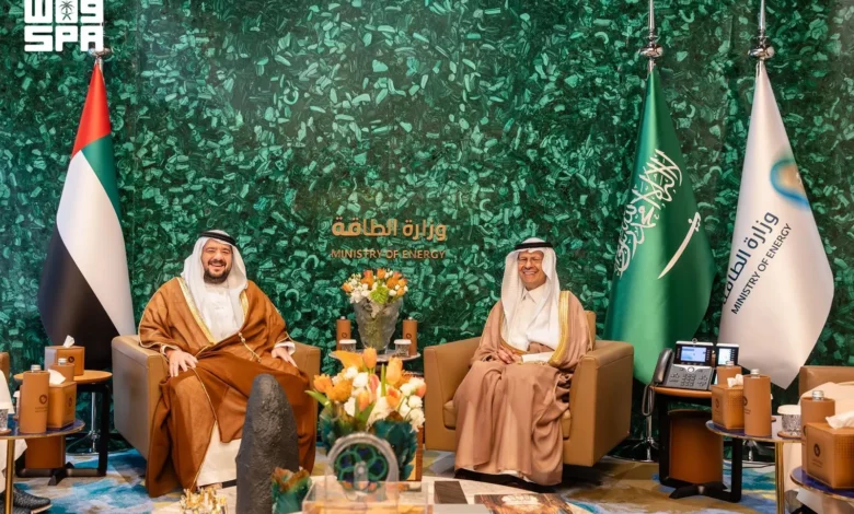 وزير الطاقة وزير الصناعة والثروة المعدنية ووزير الاستثمار الإماراتي يوقّعان مذكرة تفاهم لتعزيز الربط السككي والتكامل في البنية التحتية