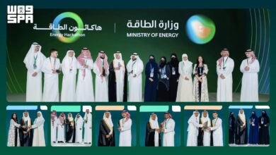 وزير الطاقة يُسلّم الفرق الفائزة في النسخة الأولى من "هاكاثون الطاقة" جوائزهم