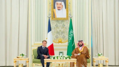 ولي العهد يستقبل الرئيس الفرنسي ويبحثان تعزيز التعاون بين البلدين في شتى المجالات.